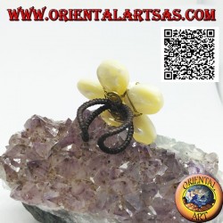 Adjustable flower ring with central mother-of-pearl beads in gold-plated brass (macrame)