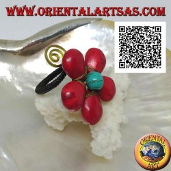 Anillo flor ajustable en pasta coral y centro de trchese con espiral en latón dorado (macramé)