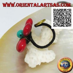 Adjustable flower ring in coral paste and trchese center with spiral in gold-plated brass (macramé)