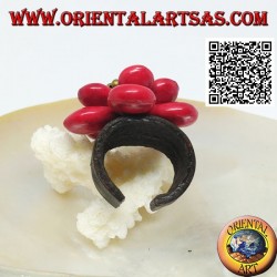 Anillo de cuero de doble flor ajustable con recubrimiento de pasta de coral y bolas de latón dorado