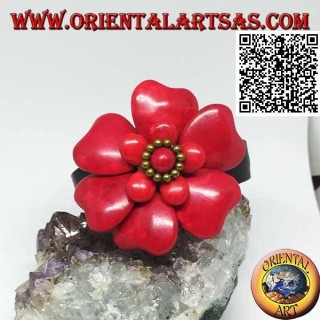 Bracciale rigido regolabile in cuoio con doppio fiore sovrapposto in pasta di corallo e palline in ottone dorato 