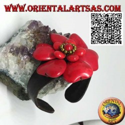 Verstellbares starres Lederarmband mit doppelt überlagerter Korallenpastenblume und goldenen Messingkugeln