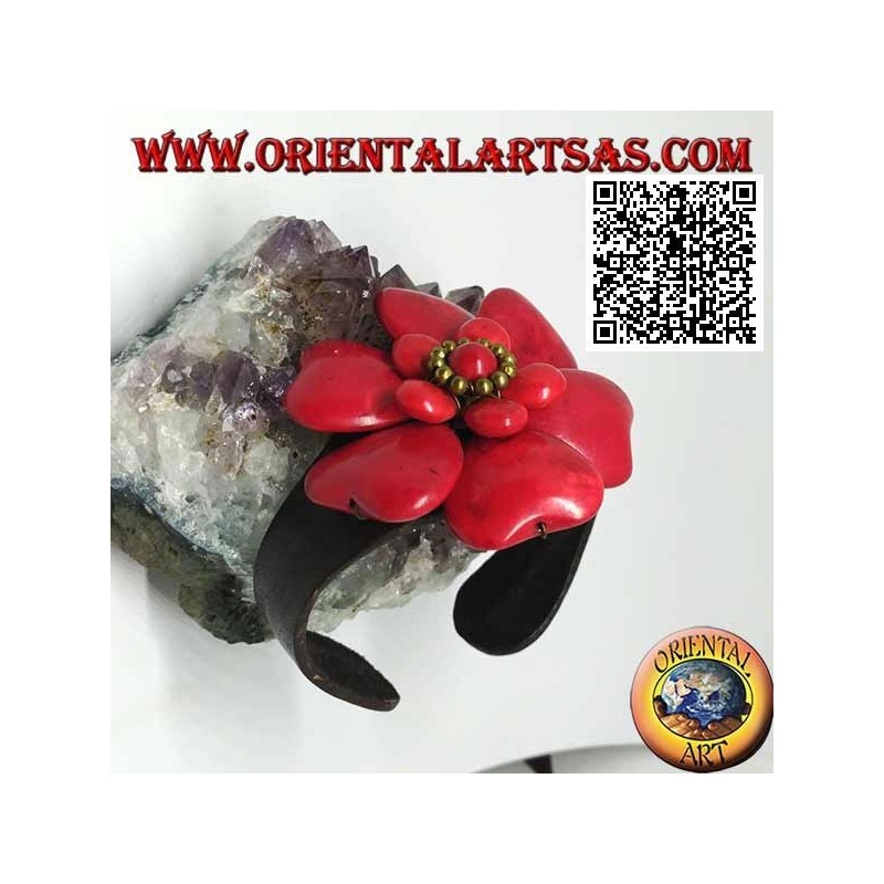 Verstellbares starres Lederarmband mit doppelt überlagerter Korallenpastenblume und goldenen Messingkugeln