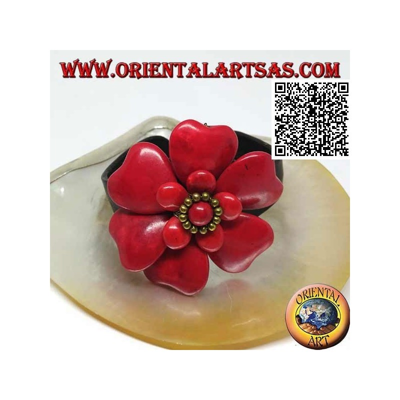 Bracelet ajustable en cuir rigide avec double fleur en pâte de corail superposée et boules en laiton doré