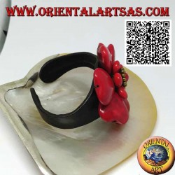 Bracelet ajustable en cuir rigide avec double fleur en pâte de corail superposée et boules en laiton doré
