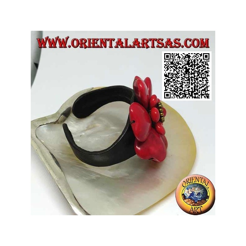 Verstellbares starres Lederarmband mit doppelt überlagerter Korallenpastenblume und goldenen Messingkugeln