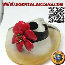 Pulsera de cuero rígida ajustable con flor de pasta de coral doble superpuesta y bolas de latón dorado