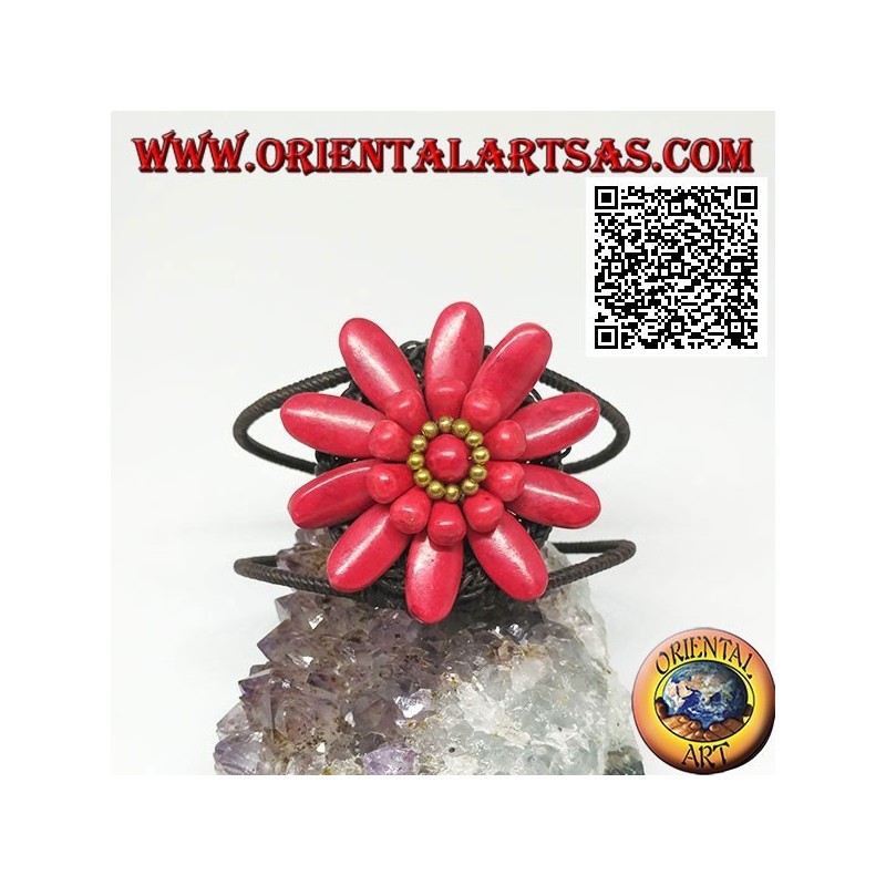 Adjustable rigid bracelet with large daisy in coral paste and golden coated brass balls (macramé)