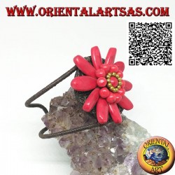Adjustable rigid bracelet with large daisy in coral paste and golden coated brass balls (macramé)