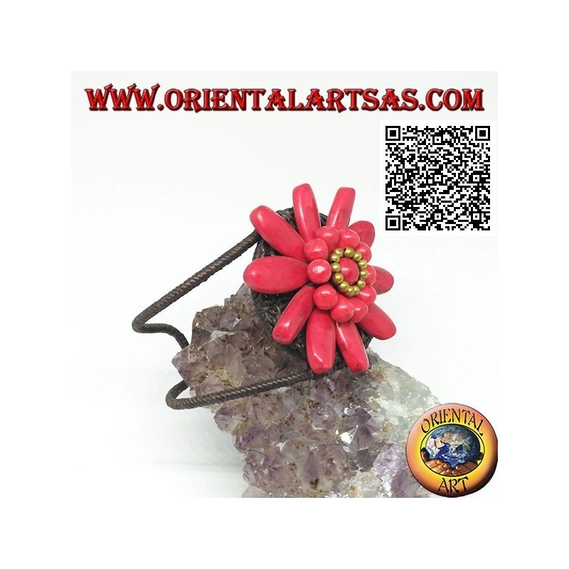 Bracelet rigide ajustable avec grosse marguerite en pâte de corail et boules en laiton doré (macramé)