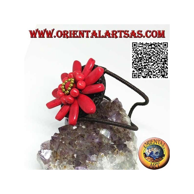 Verstellbares starres Armband mit großem Gänseblümchen in Korallenpaste und goldbeschichteten Messingkugeln (Makramee)