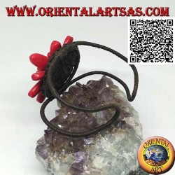 Adjustable rigid bracelet with large daisy in coral paste and golden coated brass balls (macramé)