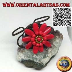 Verstellbares starres Armband mit großem Gänseblümchen in Korallenpaste und goldbeschichteten Messingkugeln (Makramee)