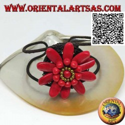 Pulsera rígida ajustable con gran margarita en pasta coral y bolas de latón bañadas en oro (macramé)