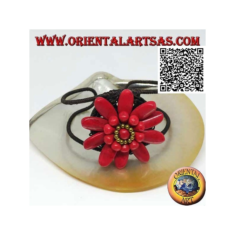 Bracelet rigide ajustable avec grosse marguerite en pâte de corail et boules en laiton doré (macramé)