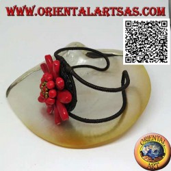 Adjustable rigid bracelet with large daisy in coral paste and golden coated brass balls (macramé)