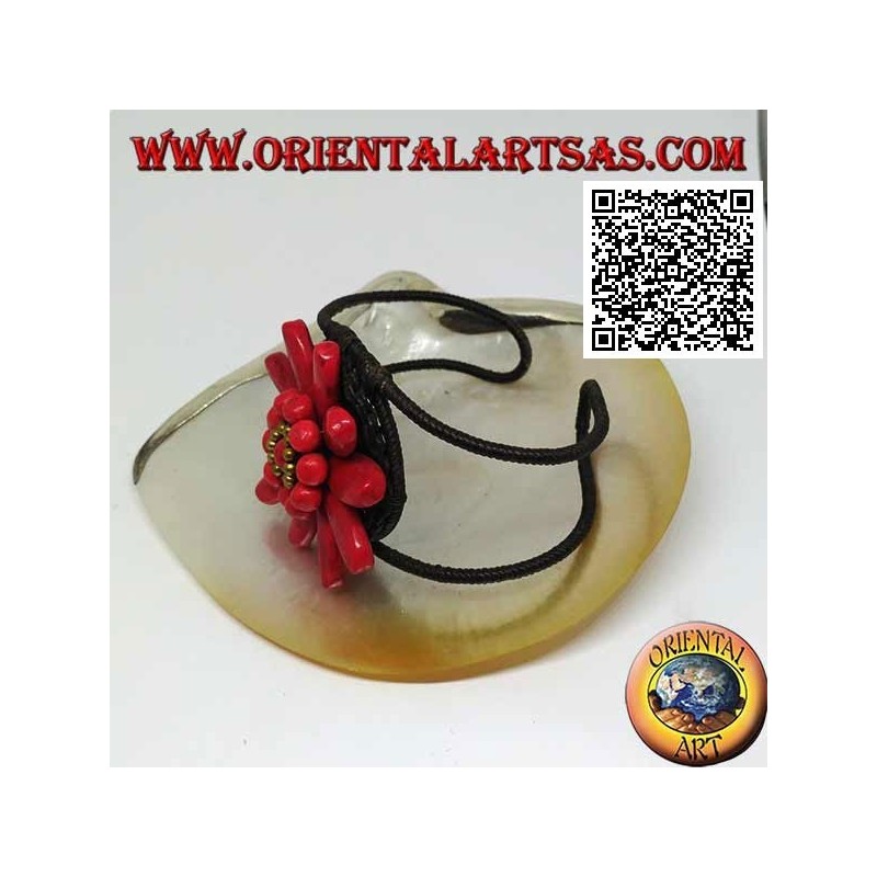 Adjustable rigid bracelet with large daisy in coral paste and golden coated brass balls (macramé)