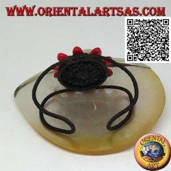 Verstellbares starres Armband mit großem Gänseblümchen in Korallenpaste und goldbeschichteten Messingkugeln (Makramee)