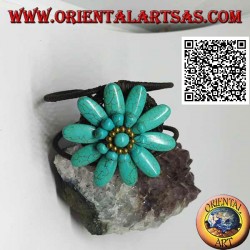 Pulsera rígida ajustable con gran margarita en pasta turquesa y bolas de latón bañadas en oro (macramé)