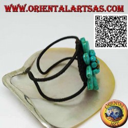 Adjustable rigid bracelet with large daisy in turquoise paste and gold-plated brass balls (macramé)