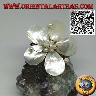 Adjustable bangle flower-shaped bracelet in mother-of-pearl with pistils in gold-plated brass (macrame)