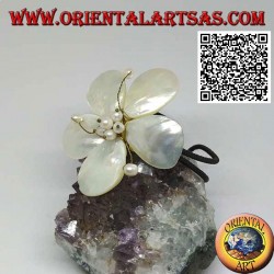 Adjustable bangle flower-shaped bracelet in mother-of-pearl with pistils in gold-plated brass (macrame)