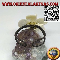 Verstellbares starres Armband aus Perlmuttblüte mit Stempeln aus vergoldetem Messing (Makramee)