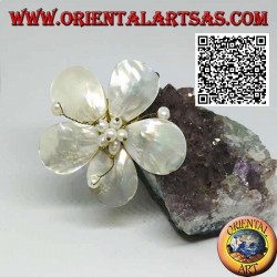 Verstellbares starres Armband aus Perlmuttblüte mit Stempeln aus vergoldetem Messing (Makramee)