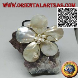 Bracelet jonc ajustable forme fleur en nacre avec pistils en laiton plaqué or (macramé)