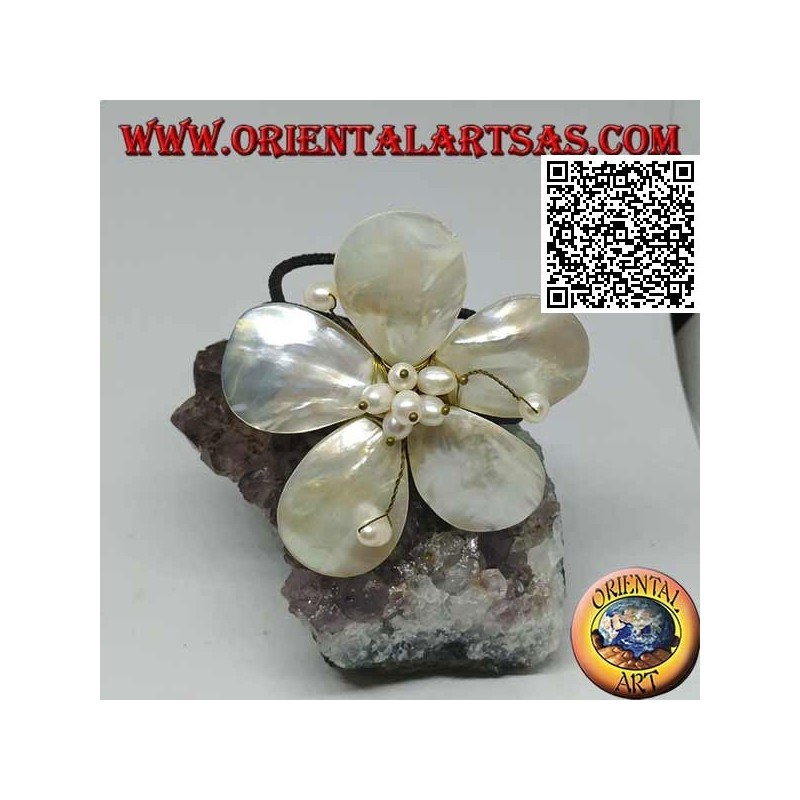 Adjustable bangle flower-shaped bracelet in mother-of-pearl with pistils in gold-plated brass (macrame)