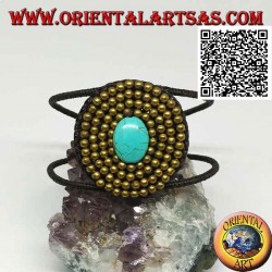 Adjustable rigid bracelet with oval turquoise paste surrounded by balls in gold-plated brass (macramé)