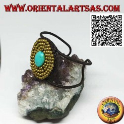 Pulsera rígida ajustable con pasta ovalada turquesa rodeada de bolas en latón dorado (macramé)