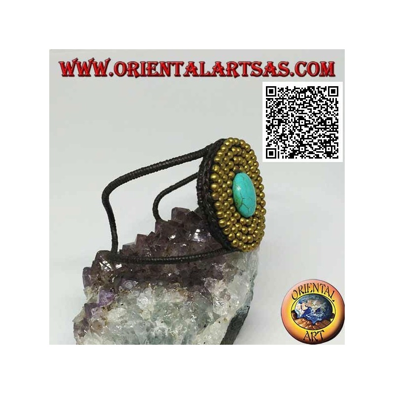 Pulsera rígida ajustable con pasta ovalada turquesa rodeada de bolas en latón dorado (macramé)