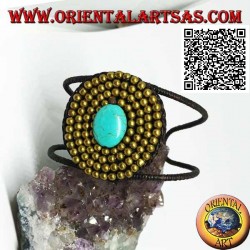 Bracelet rigide ajustable avec pâte turquoise ovale entourée de boules en laiton plaqué or (macramé)