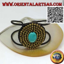 Pulsera rígida ajustable con pasta ovalada turquesa rodeada de bolas en latón dorado (macramé)