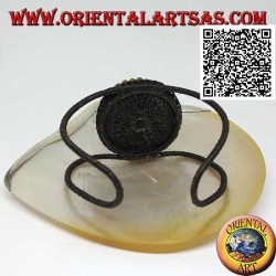 Pulsera rígida ajustable con pasta ovalada turquesa rodeada de bolas en latón dorado (macramé)