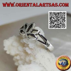 Bague en argent lisse, la petite fleur de lotus ajourée (symbole de pureté)
