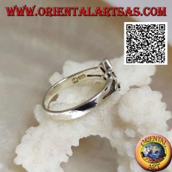 Bague en argent lisse, la petite fleur de lotus ajourée (symbole de pureté)