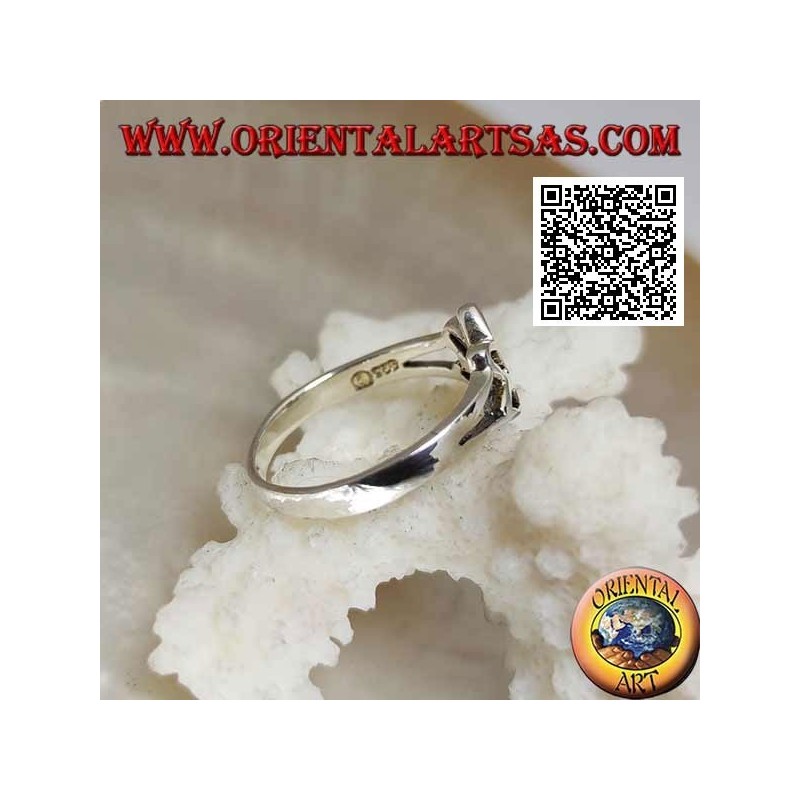 Bague en argent lisse, la petite fleur de lotus ajourée (symbole de pureté)