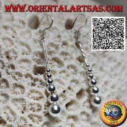 Boucles d'oreilles en argent avec une rangée de boules de croissance lisses suspendues