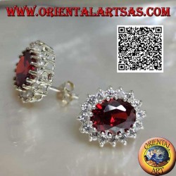 Pendientes lóbulos de plata con granate facetado ovalado rodeado de circonitas blancas