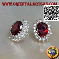 Pendientes lóbulos de plata con granate facetado ovalado rodeado de circonitas blancas
