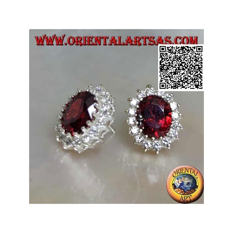 Pendientes lóbulos de plata con granate facetado ovalado rodeado de circonitas blancas