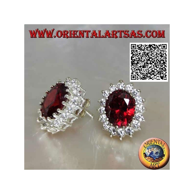 Boucles d'oreilles lobe en argent avec grenat ovale facetté entouré de zircons blancs