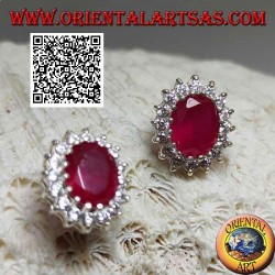 Orecchini in argento da lobo con rubino naturale ovale contornato da zirconi bianchi