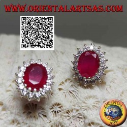 Pendientes lóbulos de plata con rubí natural ovalado rodeado de circonitas blancas