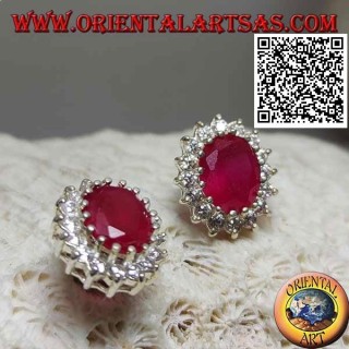 Pendientes lóbulos de plata con rubí natural ovalado rodeado de circonitas blancas