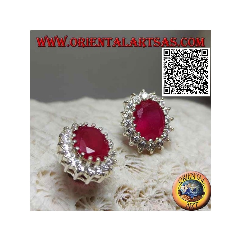 Pendientes lóbulos de plata con rubí natural ovalado rodeado de circonitas blancas