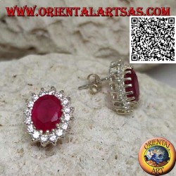 Pendientes lóbulos de plata con rubí natural ovalado rodeado de circonitas blancas