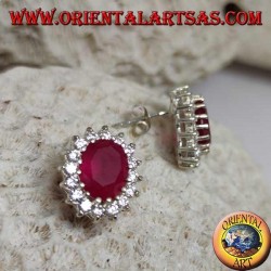 Pendientes lóbulos de plata con rubí natural ovalado rodeado de circonitas blancas